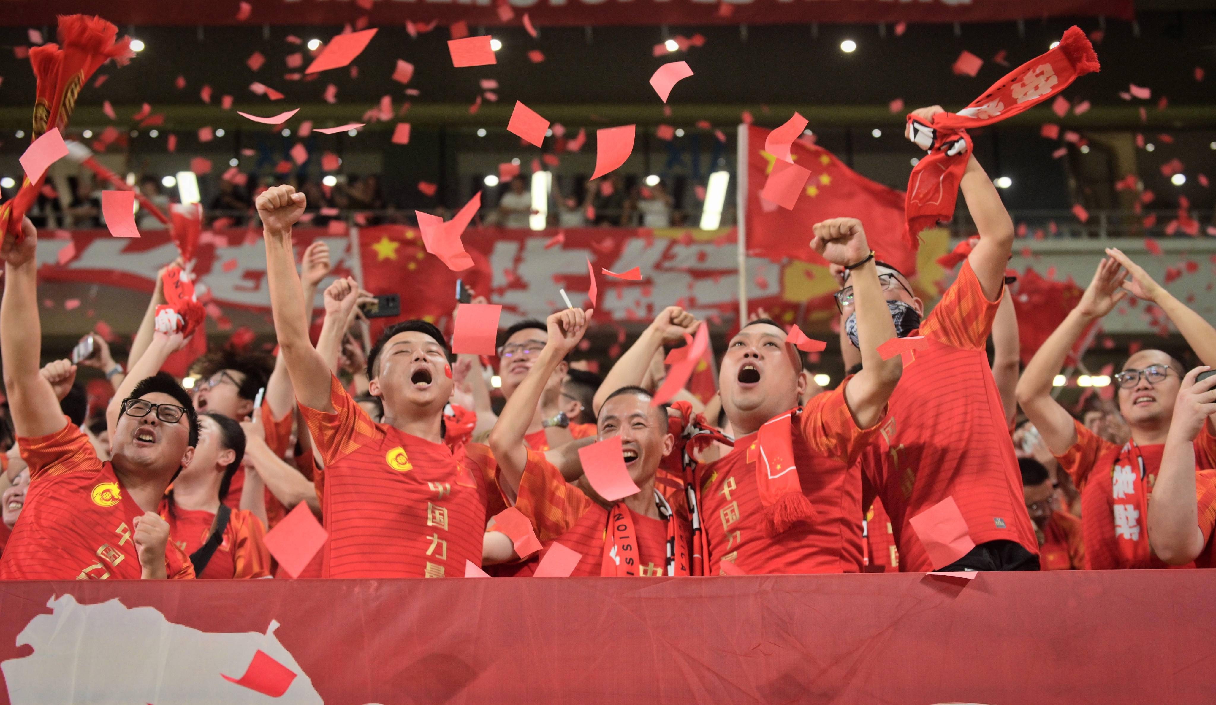 C7娱乐app-战斗结束时球员庆祝，球迷掌声阵阵的简单介绍