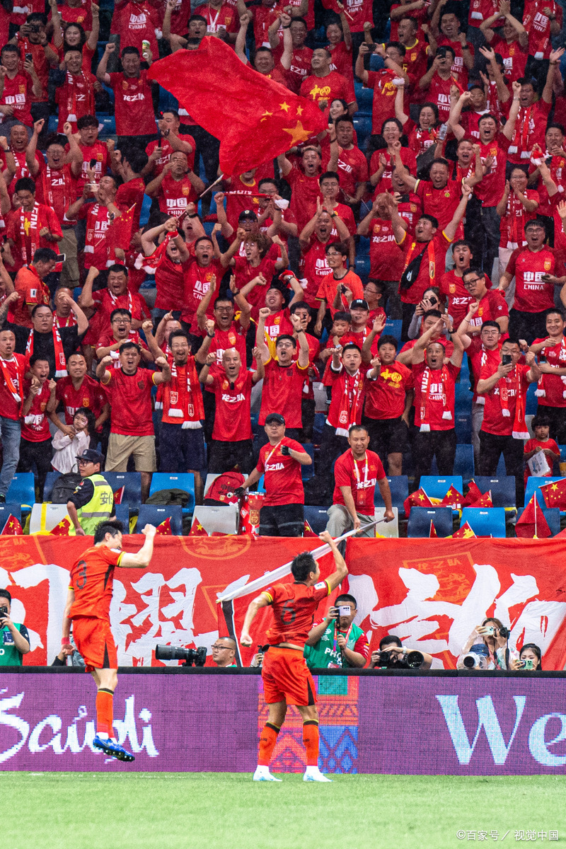 激烈对抗引人注目，中国队在赛场上大放异彩(中国队比赛的视频)