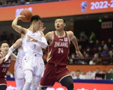 激烈对抗引人注目，中国队在赛场上大放异彩(中国队比赛的视频)